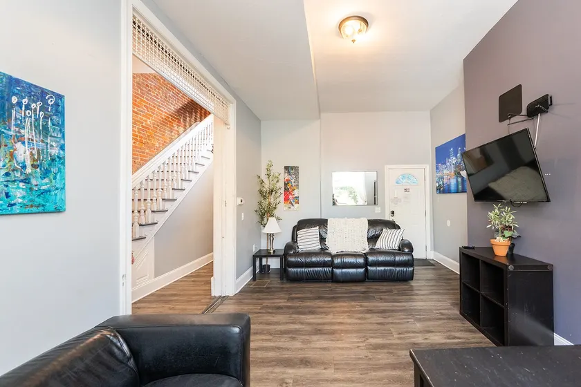 Massive Victorian Home - Parking & Location - Image 1