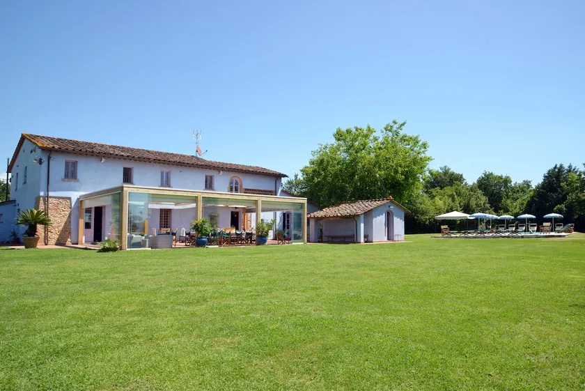 Eco-friendly villa with pool and park - Image 1