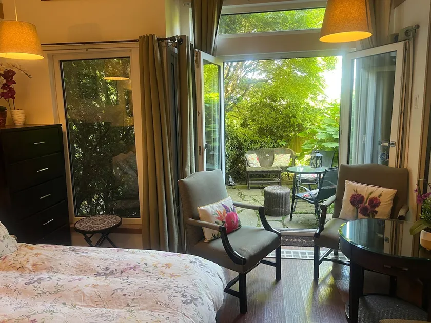 Bright King Suite, 1 block to Kits Beach, parking. - Image 1
