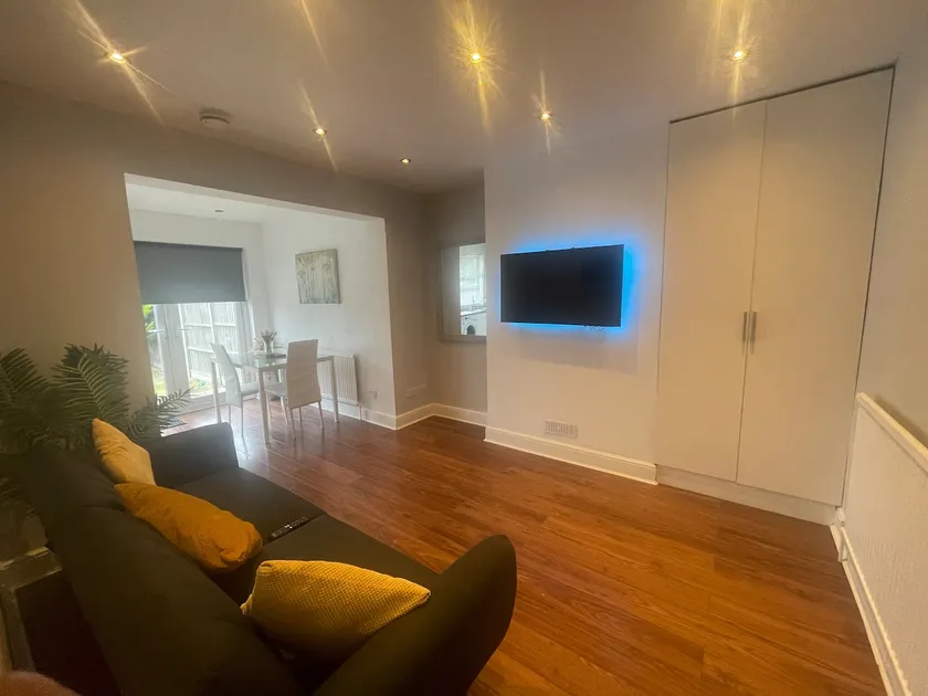 Watford Garden Flat · Free Driveway Parking + Pet - Image 1