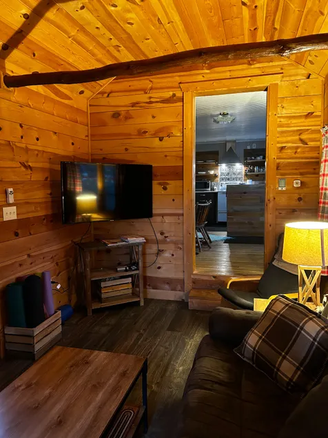 Parking, Walk to Town, King Bed - The Cable Cabin - Image 1
