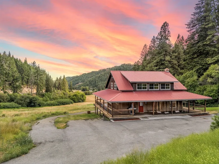 Home on 5 private acres with a hot tub, sleeps 12 - Image 1