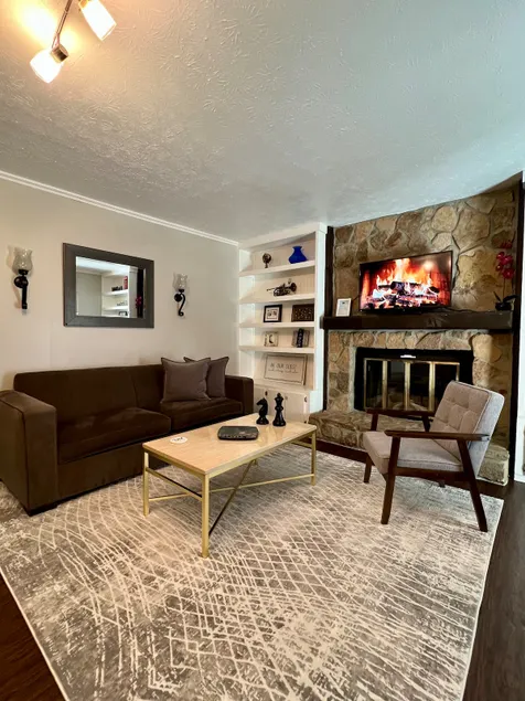 1 Bed / 1 Bath Apt with Sunroom - Image 1