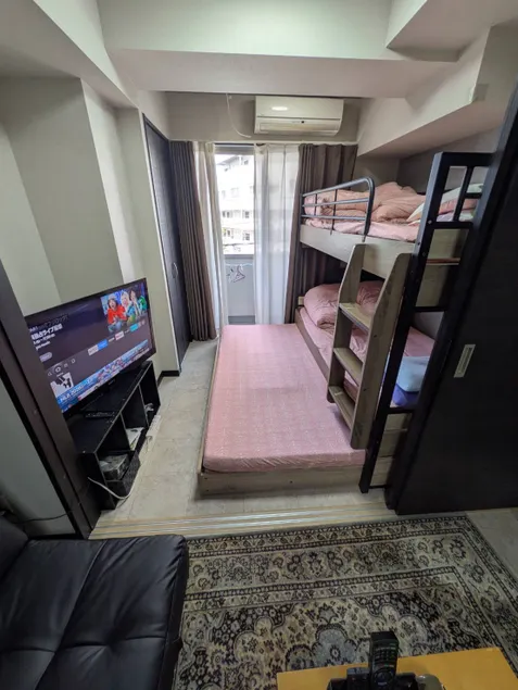 Private cozy room with free wifi & Netflix streams, 5mins from the train station - Image 1
