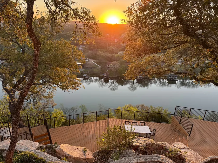 Panoramic views of Lake Austin high in the hills - Image 1