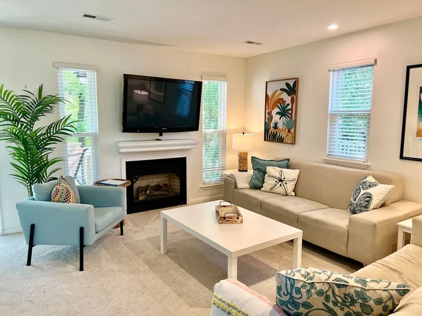 3 Blocks 2 Beach at Oceanfront Lakefront Getaway - Image 1