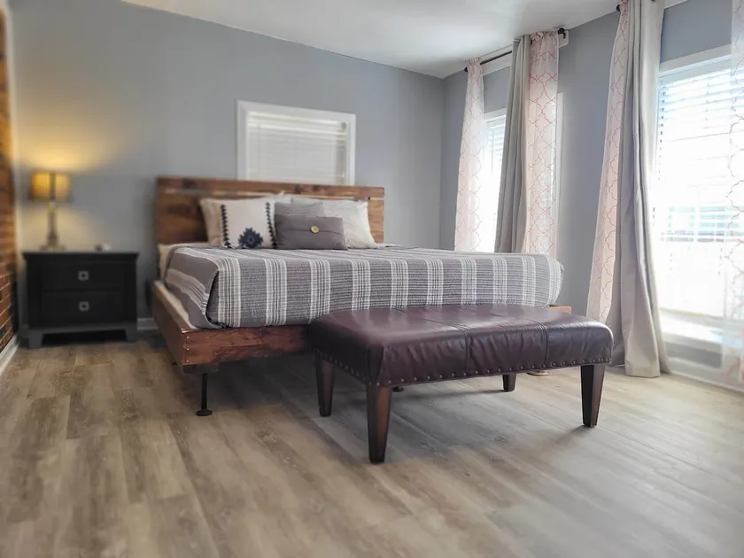 Efficiency Suite w King Bed 10 min walk Downtown - Image 1