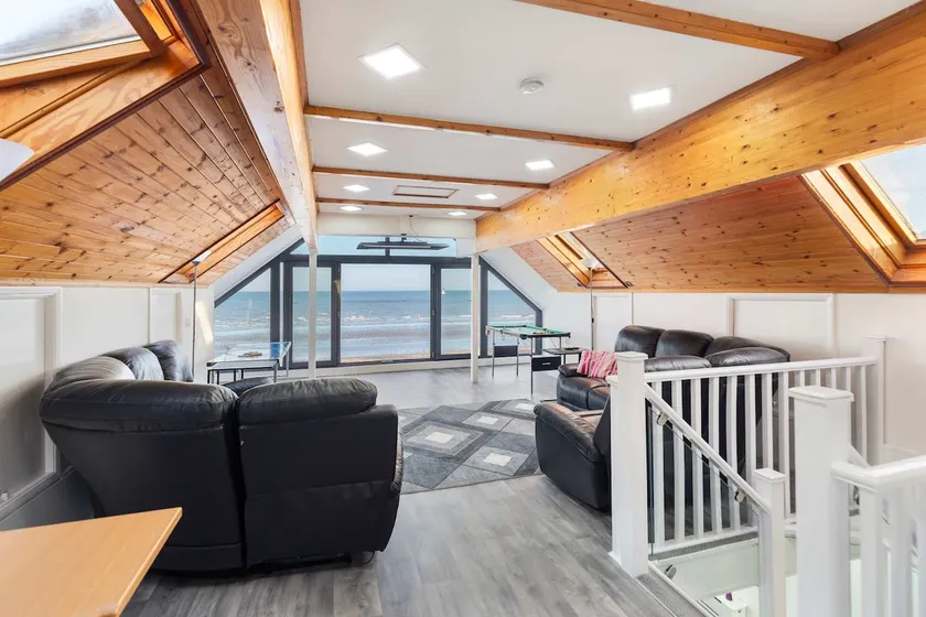 Idyllic Seaside Stay with Stunning Views - Image 1