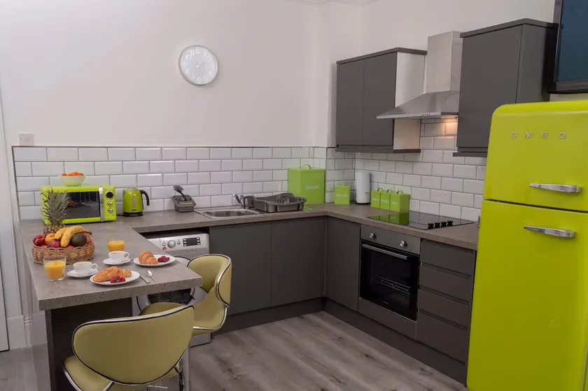 Modern 3BR Near Docks Free Parking Fast Wi-Fi - Image 1