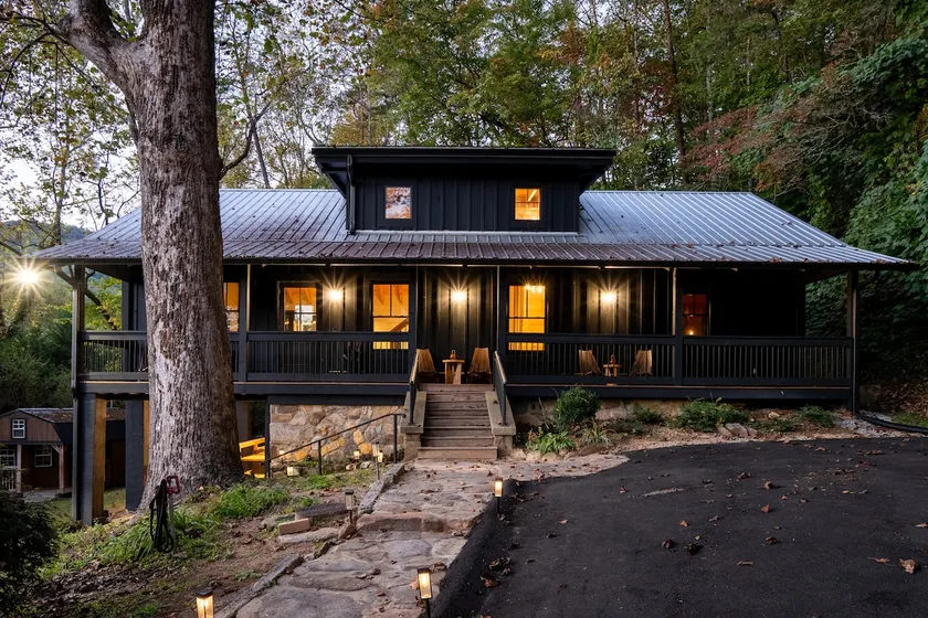 One-of-Kind Retreat/ Walk to Town /Hot Tub & Pool - Image 1