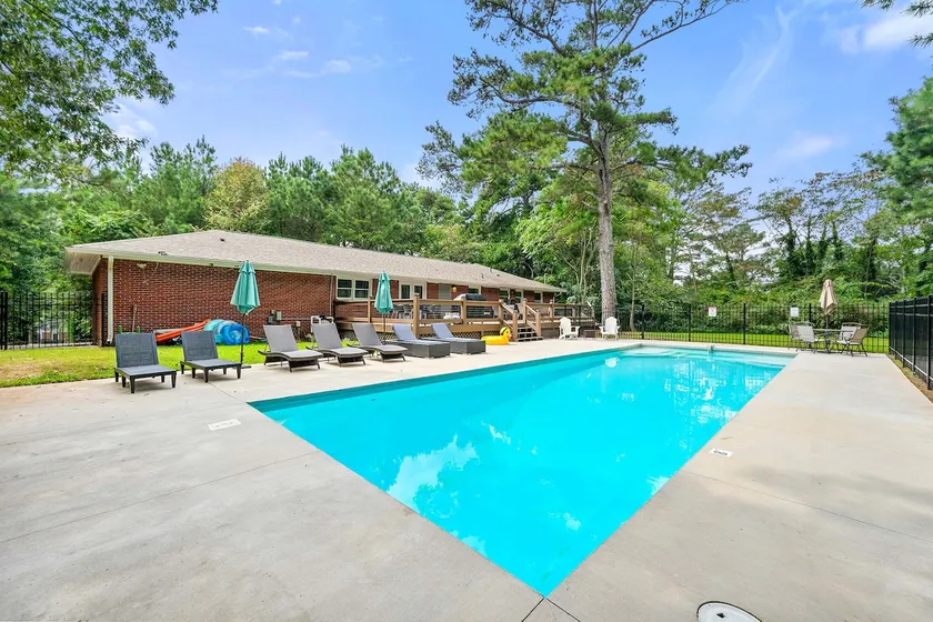 ATL airport pool villa, sleeps 10 - Image 1
