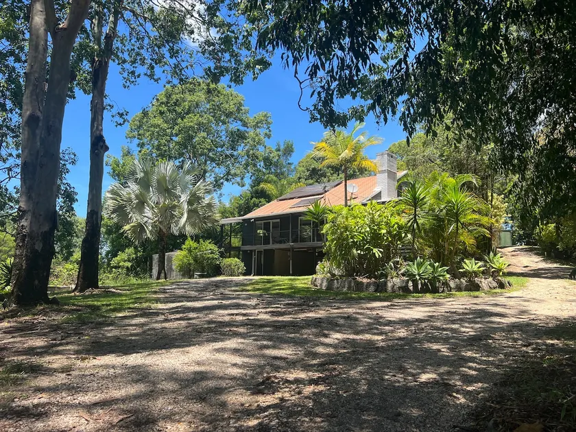 Large Deck, Private Gardens, Spacious Lush Bush - Image 1