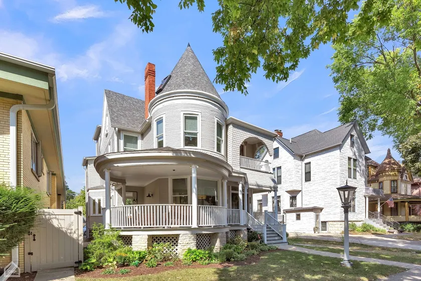 Chic Retreat in Historic Victorian House-Park Free - Image 1