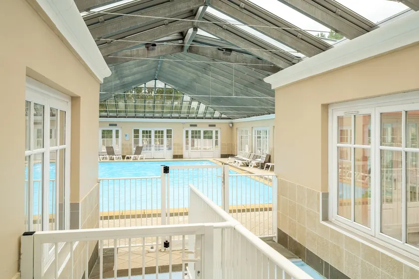 2-bedroom apartment, pool and free parking - Image 1