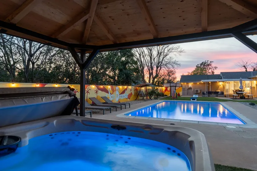 Hot Tub, Fire Pit/Game Room/ Near NOS Center - Image 1