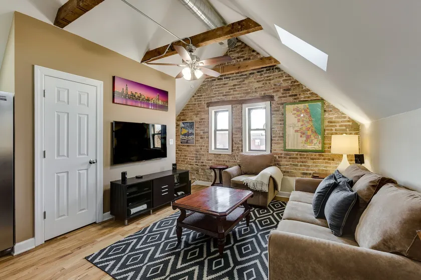 1BR Bright Bucktown Loft - Great Location! - Image 1