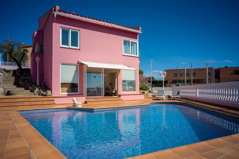 Sunny apartment, good view and with a pool - Image 1
