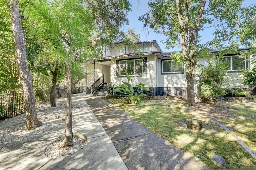 2300 sq. ft Waterfront 4 bd in Downtown Roseville - Image 1