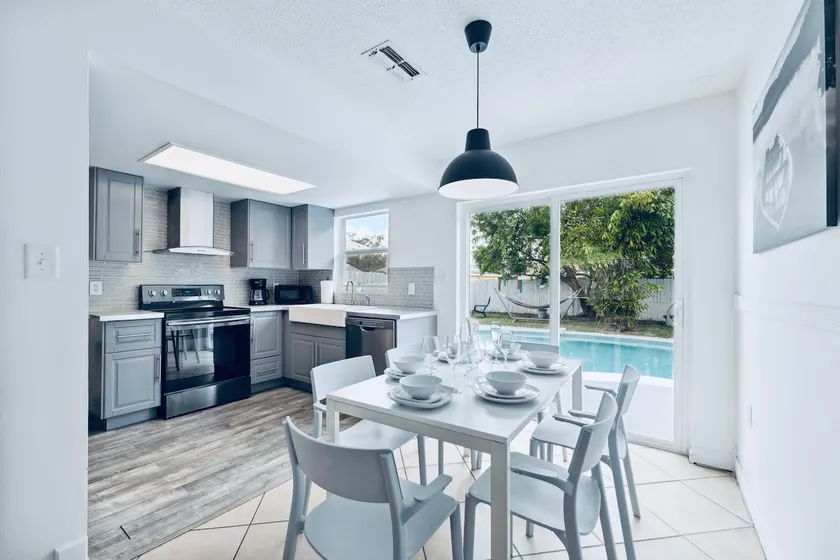 Private Pool · King Beds · Near Beach & Springs - Image 1