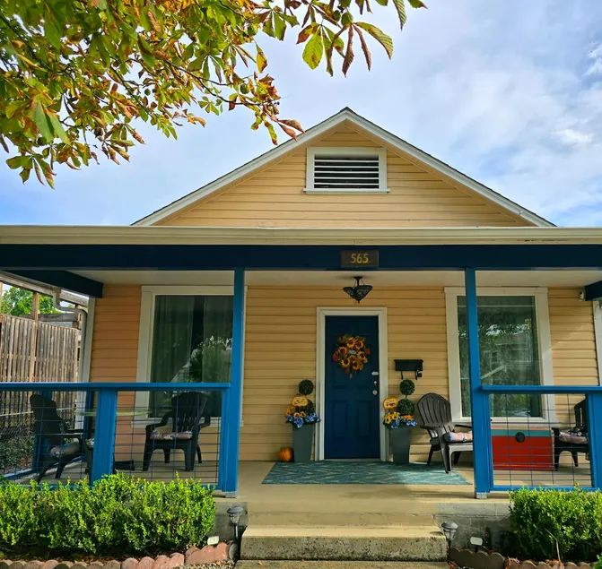 Sophisticated Bungalow,  sparkling clean, walk to downtown, quiet neighborhood. - Image 1