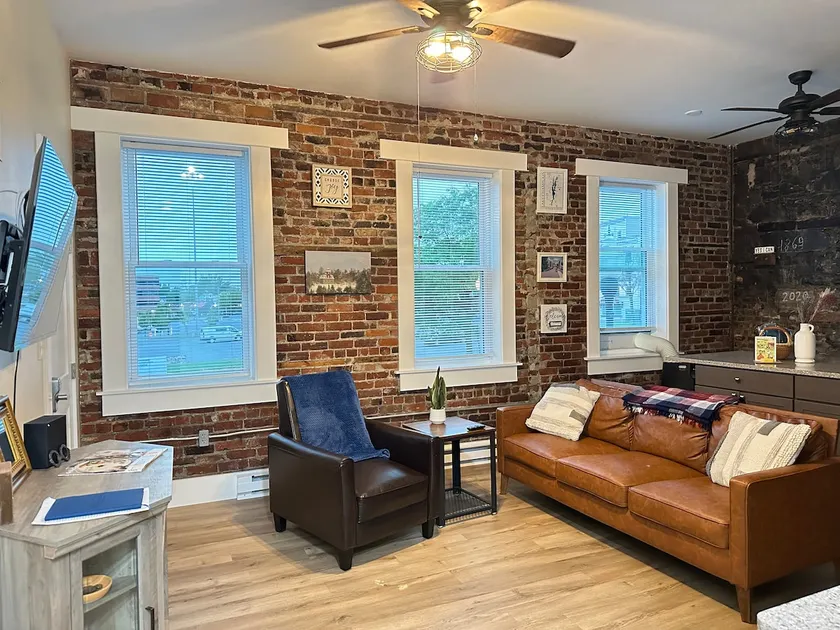Historic city loft-work ready space-near PSUC CVPH - Image 1
