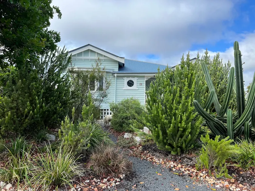 ‘The Nest’ 3 bed house by the beach, pet friendly - Image 1