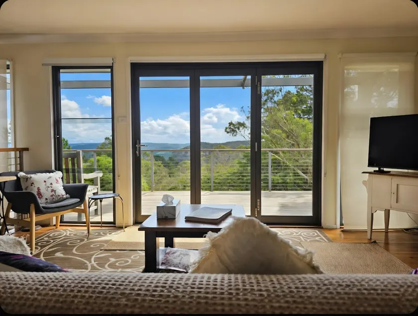 Narrow Neck Views | Spacious Fireplace Stay - Image 1