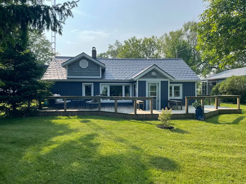 Lakeshore Cottage Retreat - Image 1