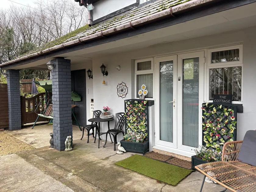 Quiet Retreat with peaceful surroundings, parking - Image 1