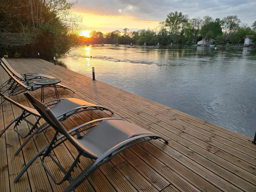 Air-conditioned riverside studio - shared pool - Image 1