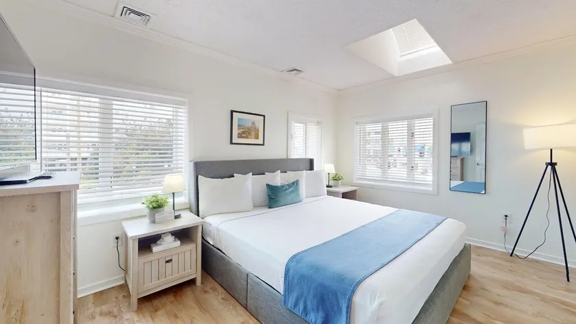 Modern Kingsuite | Walk to Beach | Pool | Sleeps 4 - Image 1
