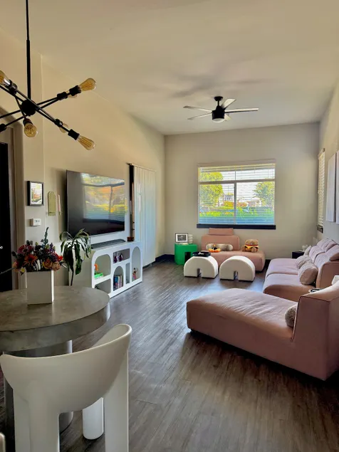Luxury 2BR Condo• 16ft Ceilings• Walk to mall - Image 1