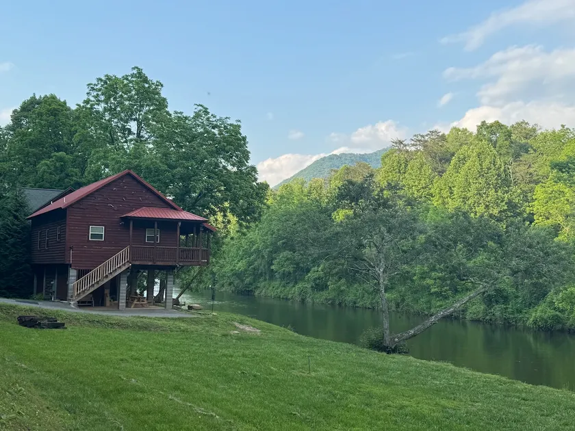 “Tuck’ed Away” Riverside near WCU & Sylva - Image 1