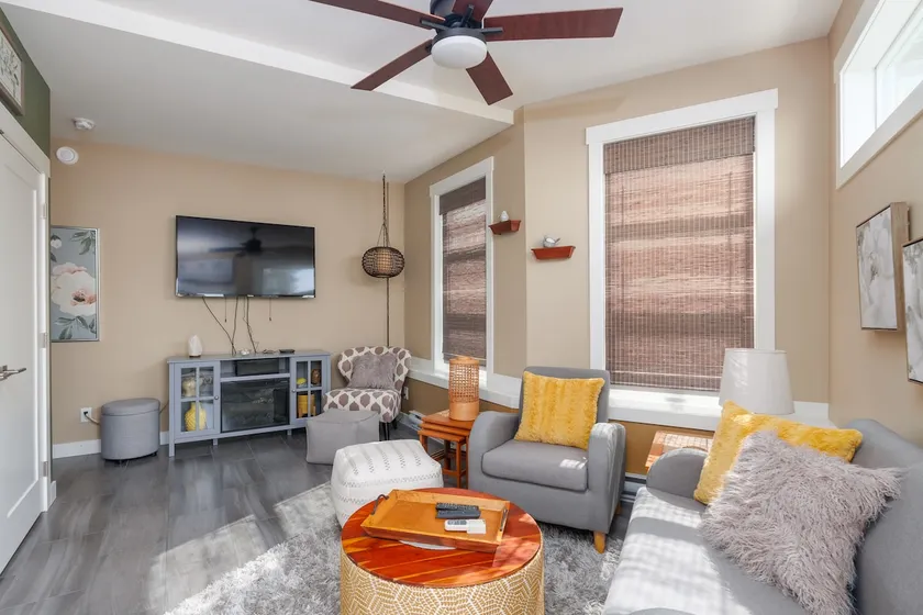 Private 1 Bedroom Suite with Stunning Shuswap View - Image 1