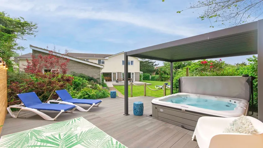 Ladywell Sleeps 12|Hot Tub* Pool Table, Pizza Oven - Image 1