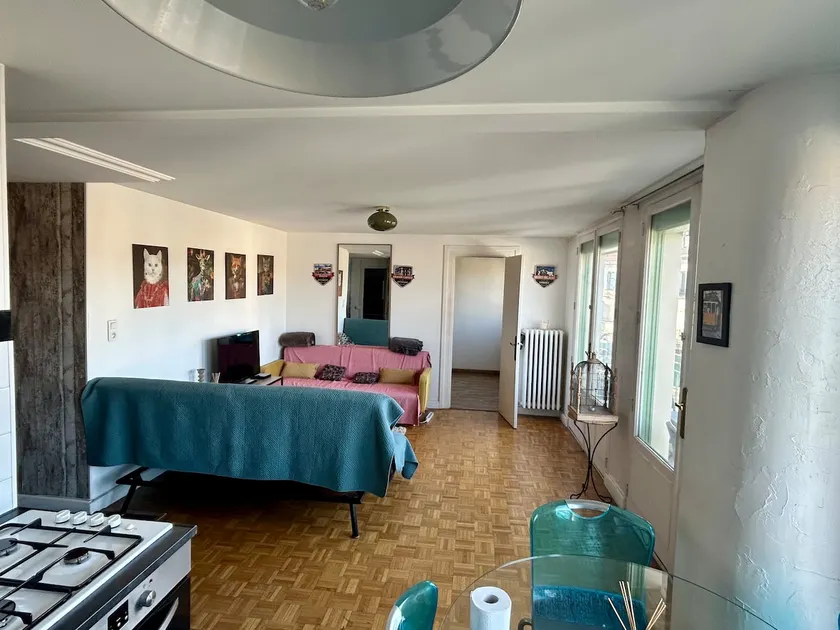 Pleasant 2-room in the heart of downtown - Image 1