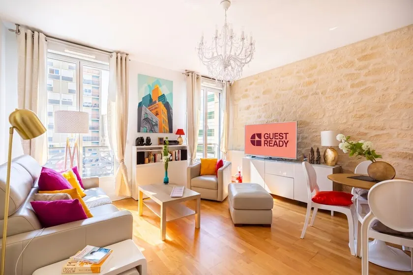 GuestReady - Bright Apt in city centre w/ Parking - Image 1
