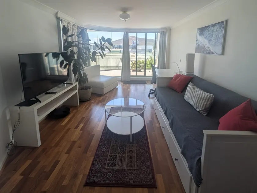 Dana: Central Apartment with Mount Ainslie Views - Image 1