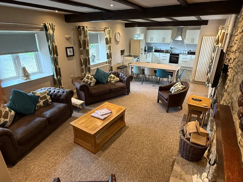 4-Bed Cottage at Famous Tuckers Grave Inn Sleeps 8 - Image 1