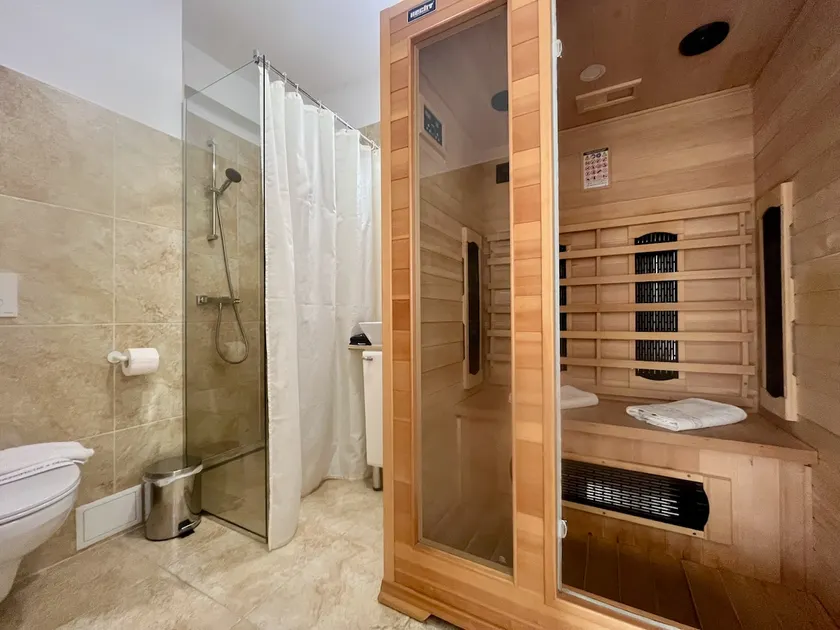 Apt w/ Sauna, washer&dryer, amazing view, free pkg - Image 1