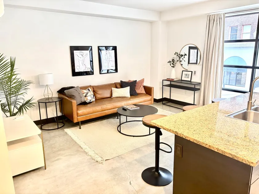 Designer Modern Loft Central Downtown, Gym Access - Image 1