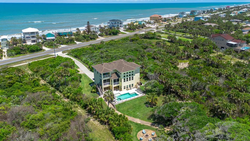 400ft to private beach. Riverfront,dock,pool,kayaks Elevator, 1.6 acres - Image 1