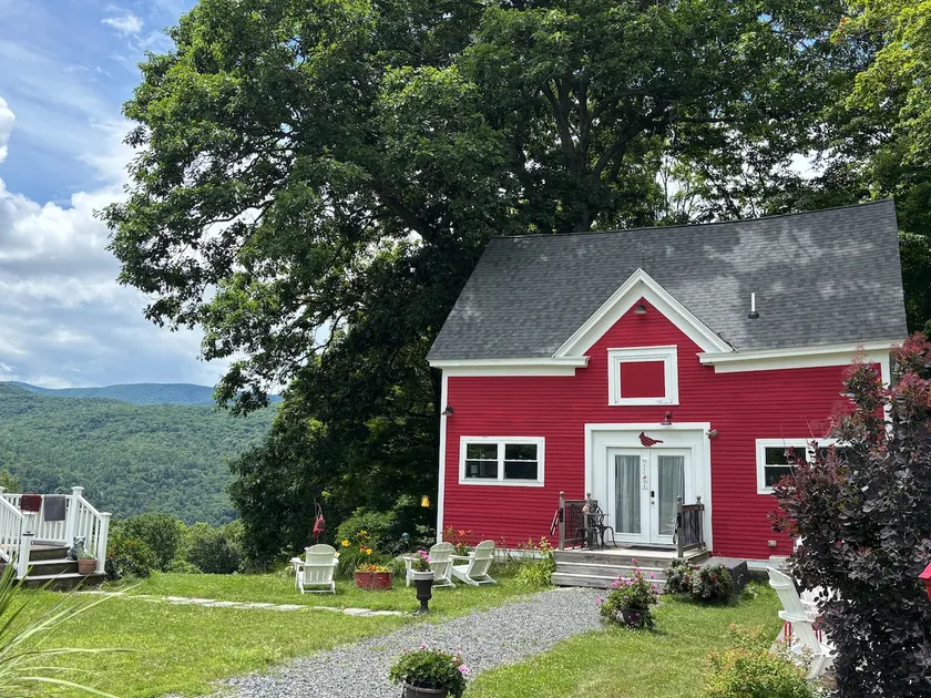 Netherwood - North Adams Guest House with Views - Image 1
