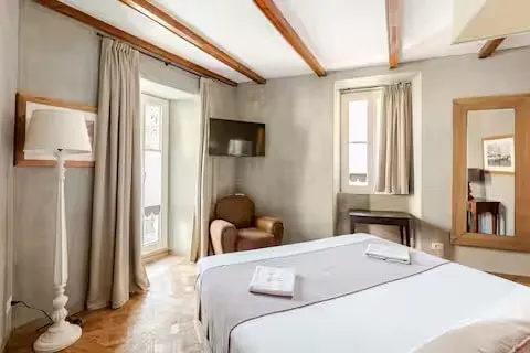 Unique & Tranquil Lake View Oasis: Private Balcony - Image 1