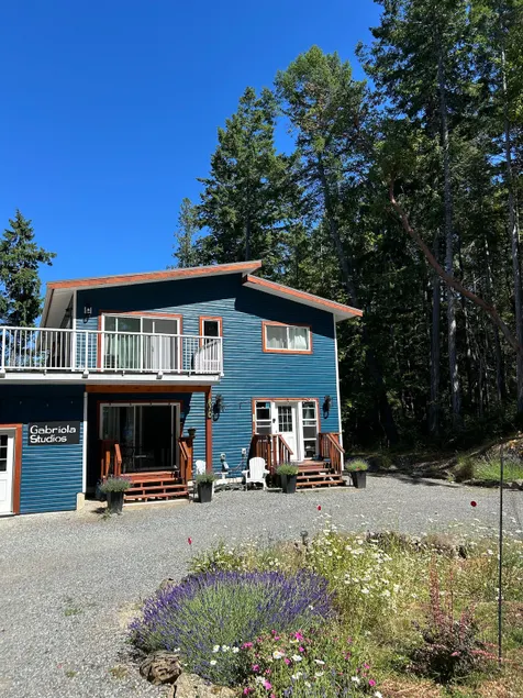 Gabriola Studios Large Private Suite with Hot Tub - Image 1