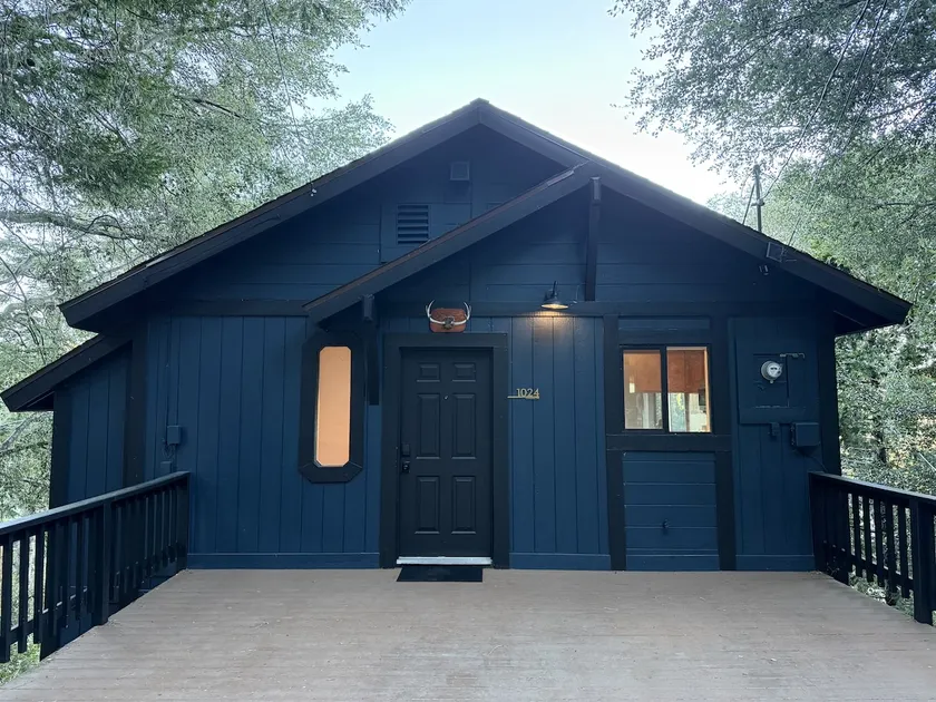 MODERN MOUNTAIN CABIN IN THE TREES - Image 1