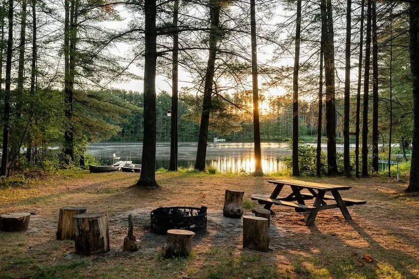Lakefront Log Cabin w/Loft, Kayaks, Canoe, EV - Image 1