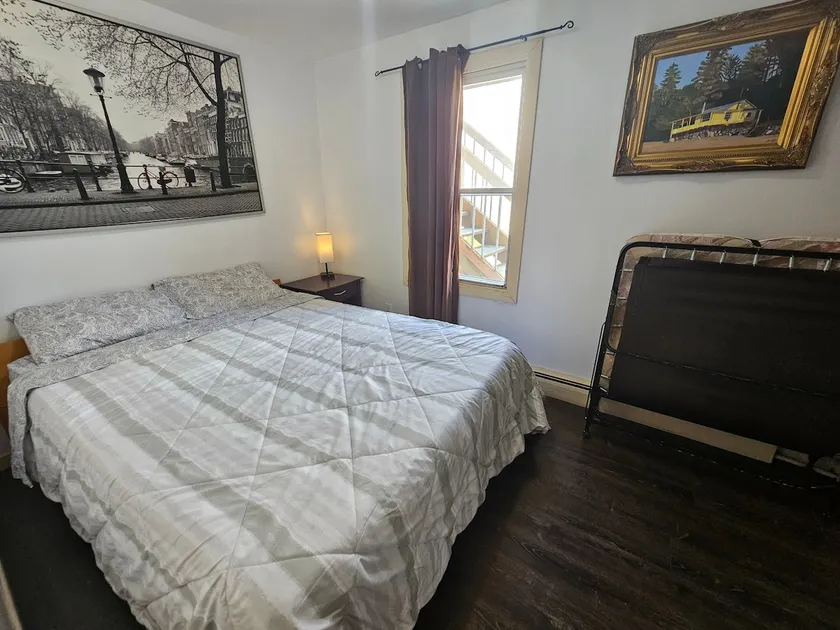 2 Bedrooms Downtown + Free Parking + EV Charger - Image 1