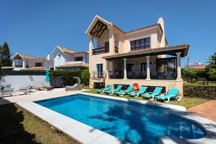 Beautiful 5 bedroom villa with private pool - Image 1