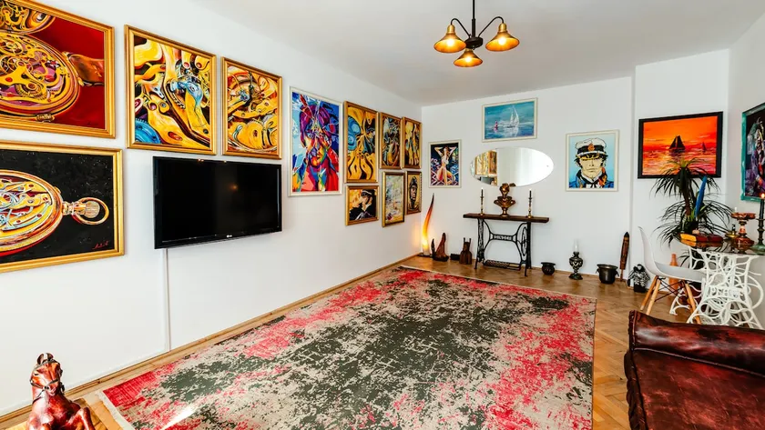 Central Art Apt with Treasure Hunt & Free Parking - Image 1